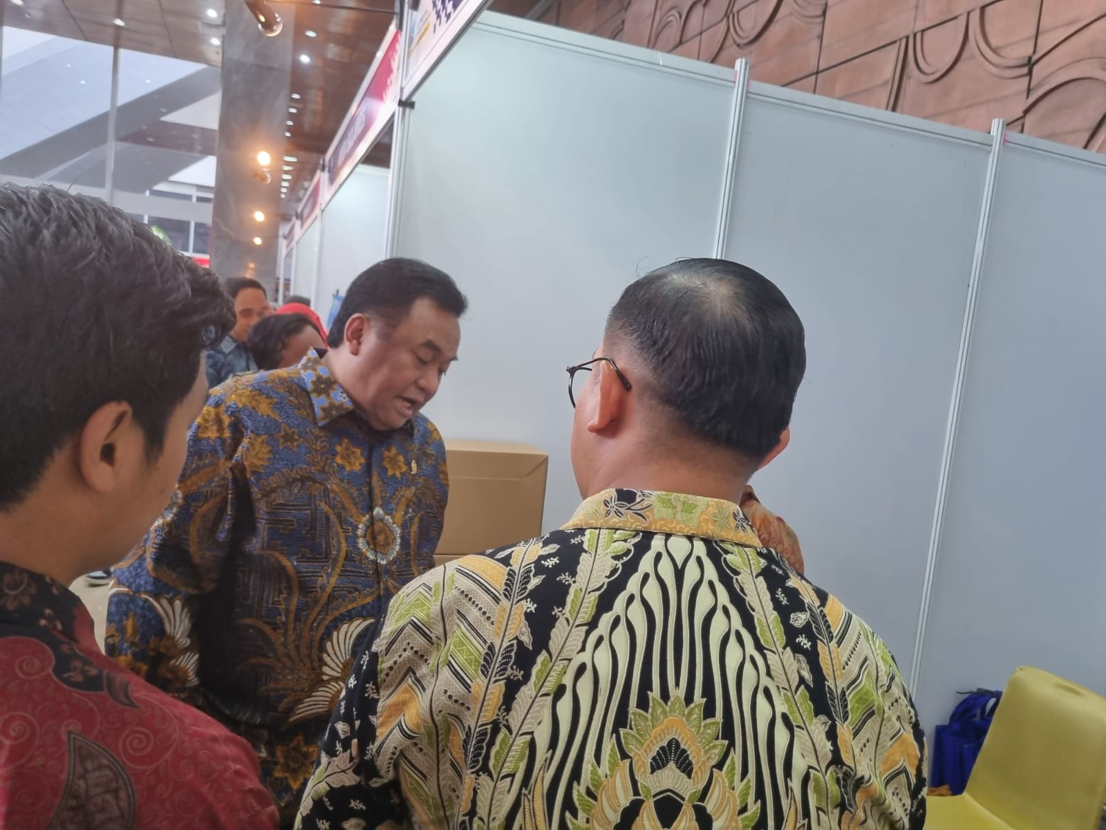 Wakil Ketua DPR RI Bidang Industri dan Pembangunan Rachmad Gobel menyempatakan mengunjungi Stand Layanan Jasa Kearsipan Pusat Jasa Kearsipan ANRI