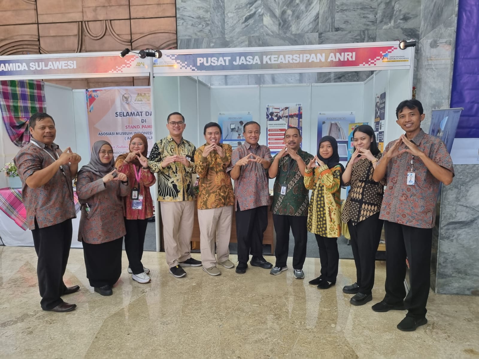 Kepala Pusat Jasa Kearsipan Bapak Dipo Winarto berfoto bersama jajaran Tim Pameran Pusat Jasa di depan Stand Hari Museum Indonesia 2023