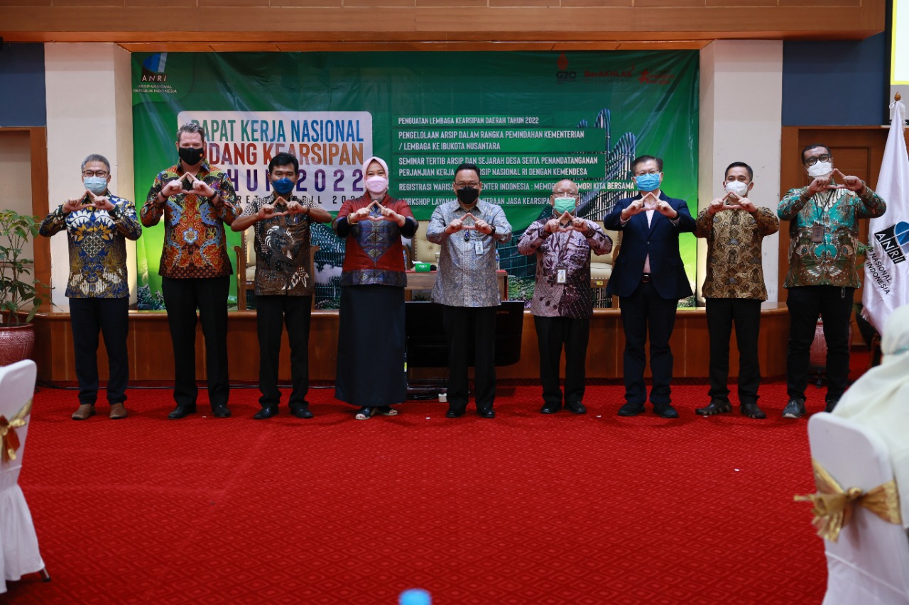 Foto Bersama Para Deklarator Forum Komunikasi Lembaga Jasa Teknis Kearsipan Indonesia bersama Kepala ANRI